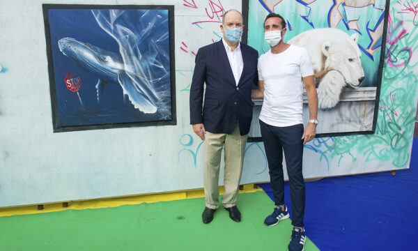 Dave Baranes présentant son œuvre au Prince Albert II de Monaco