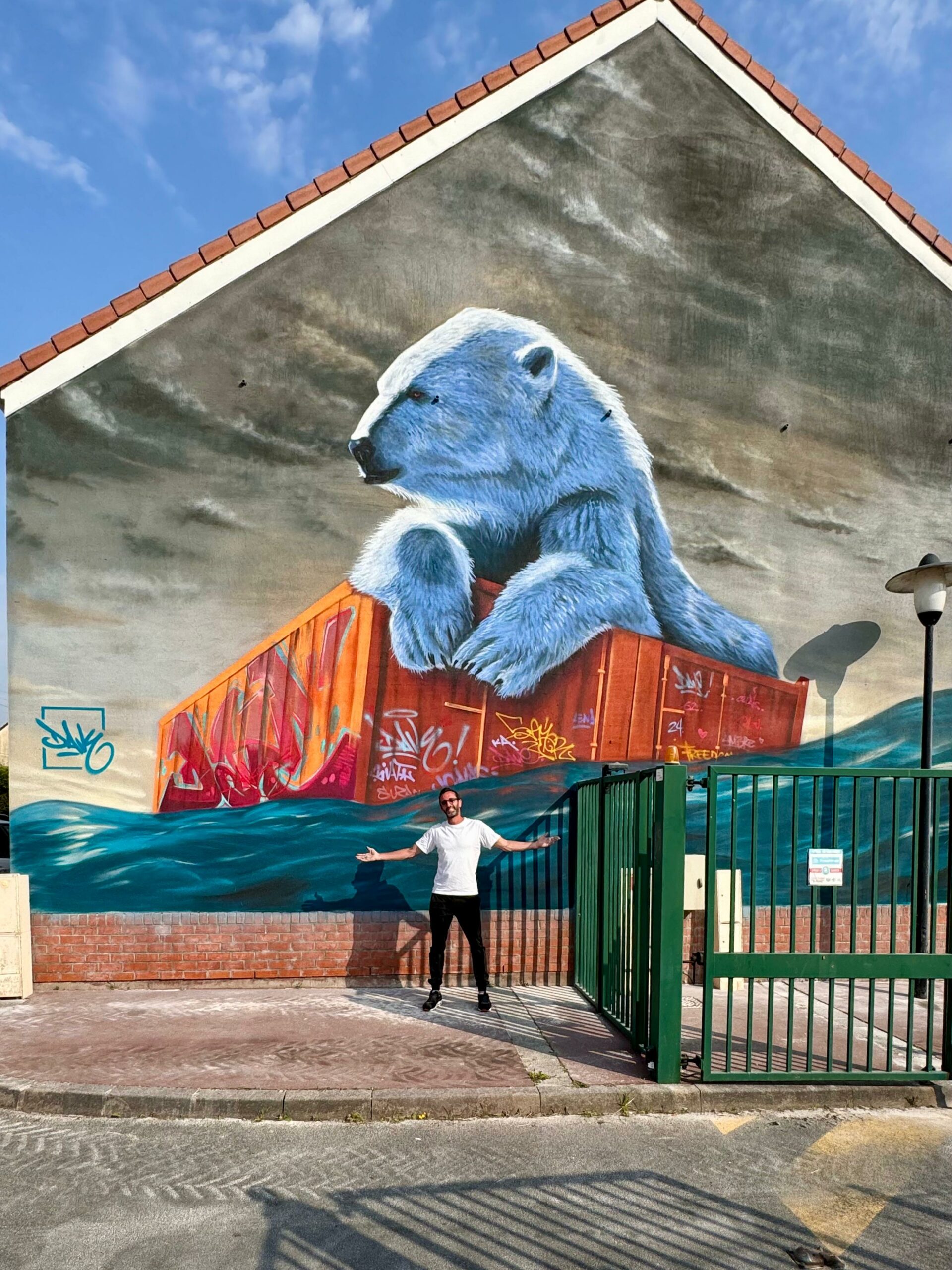 Dave Baranes devant sa fresque monumentale à Calais