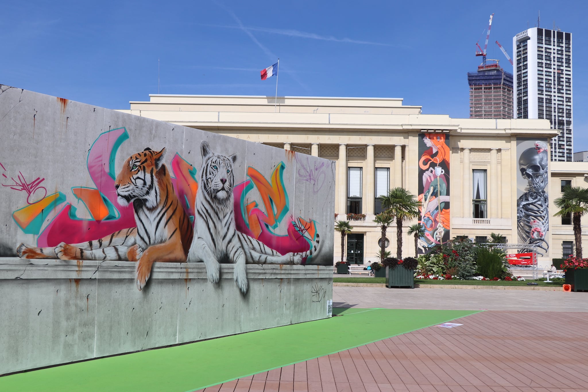 Fresque monumentale de deux tigres réalisée par Dave Baranes à Puteaux
