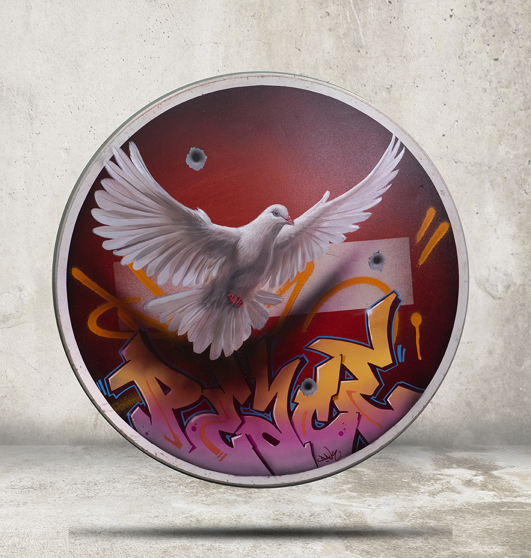 Peace, colombe et graffiti sur bouclier, œuvre de Dave Baranes